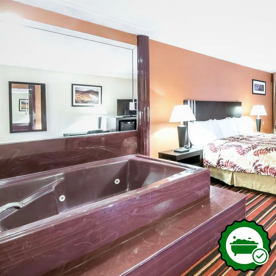 Days Inn & Suites by Wyndham Winnie - Verified Jacuzzi In-Room
