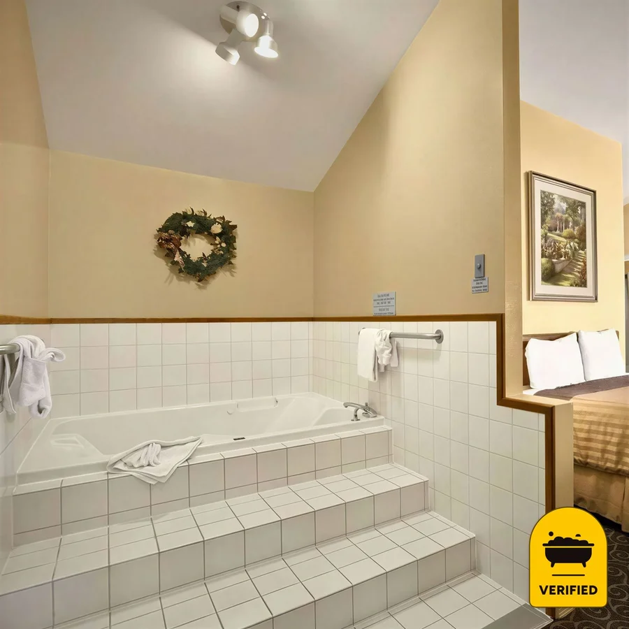 Travelodge by Wyndham Wenatchee: the Jacuzzi Suite in Wenatchee, WA