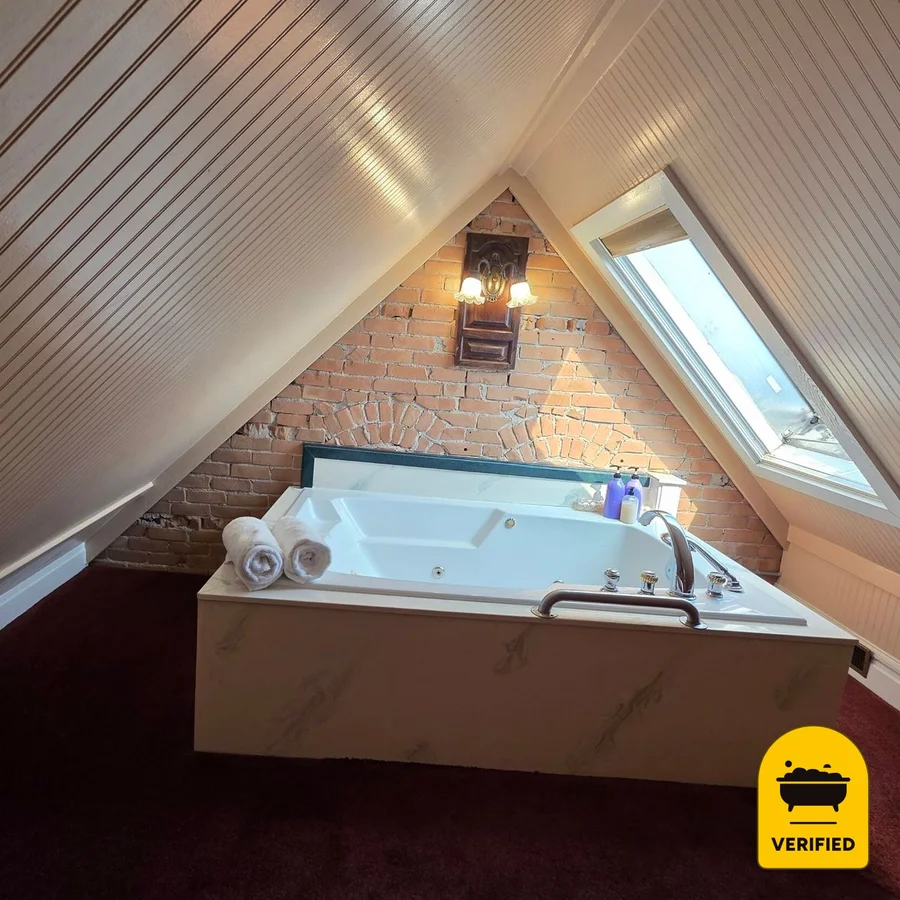 Hines Mansion Bed and Breakfast: the Library Jetted Tub Suite in Provo, UT