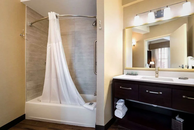Best Western Syracuse Downtown Hotel and Suites - Featured hot tub