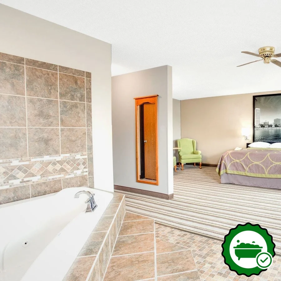 Super 8 by Wyndham Green Bay Near Stadium - Verified Jacuzzi In-Room