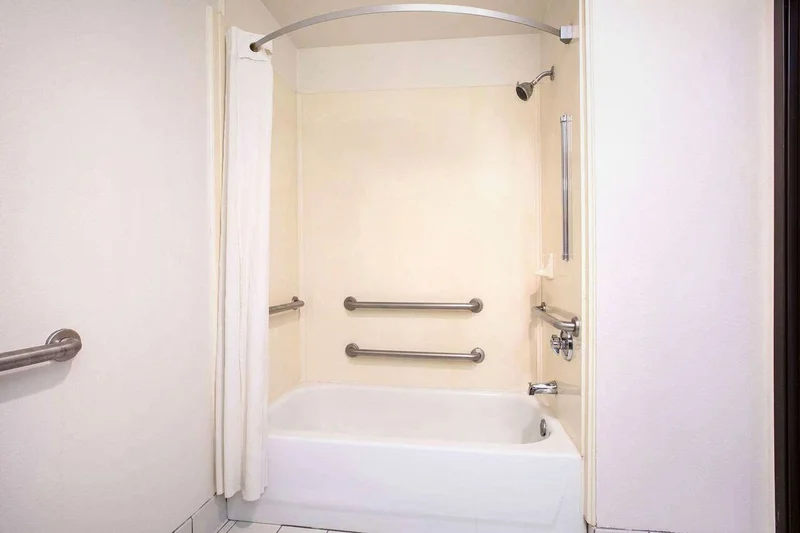 Super 8 by Wyndham Garland North Dallas Area - Featured hot tub