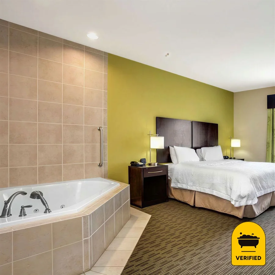 Hampton Inn Ozark: the King Whirlpool Room in Ozark, AL