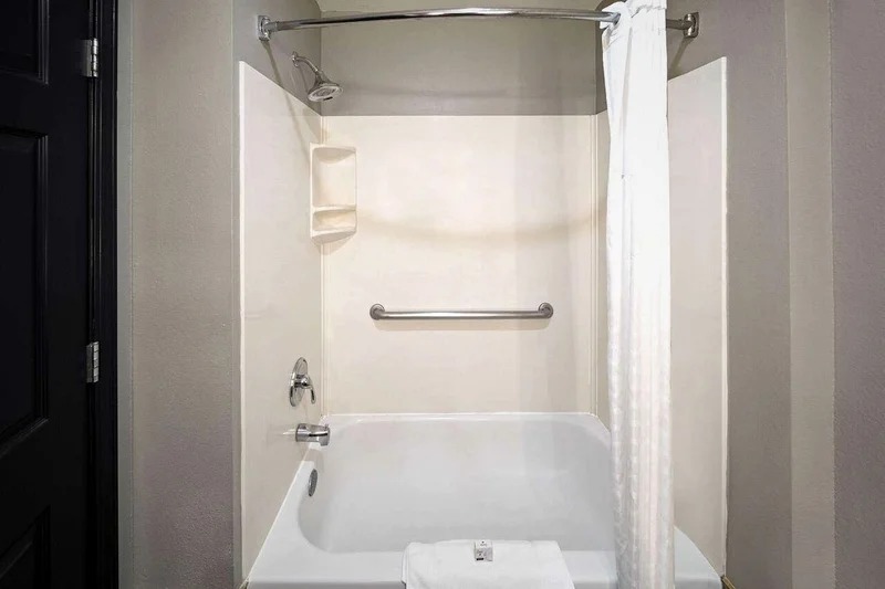 La Quinta Inn & Suites by Wyndham Olathe - Featured hot tub