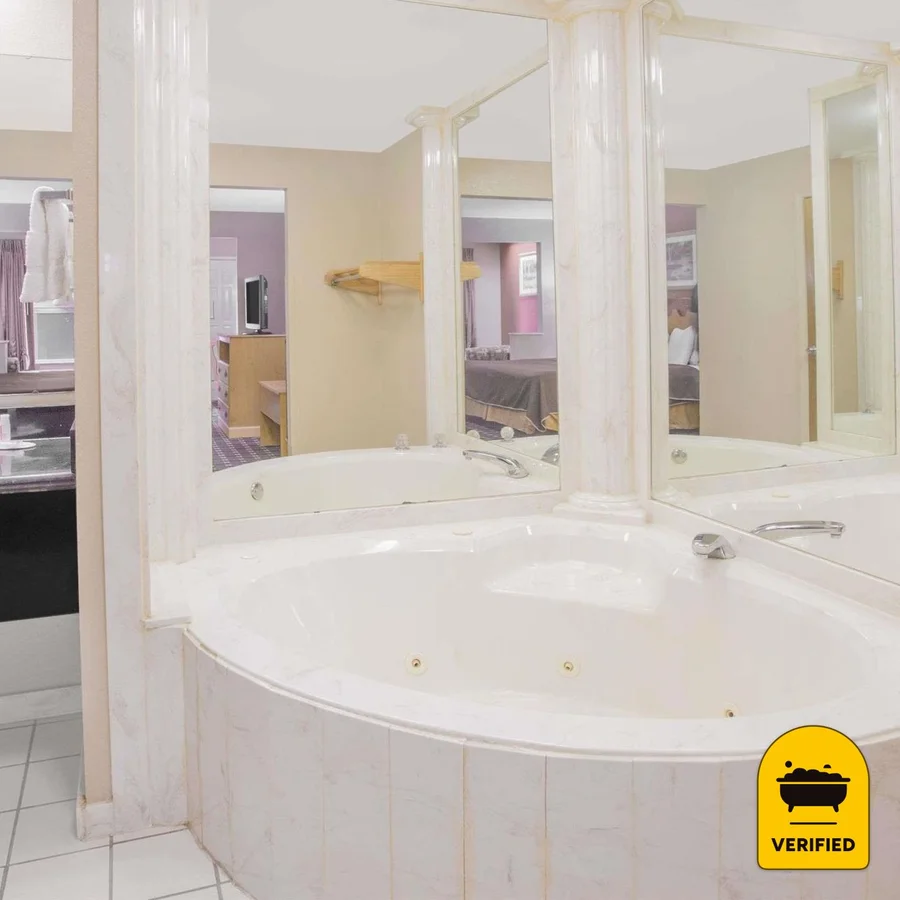 Days Inn & Suites by Wyndham Pine Bluff: the Jacuzzi Suite in Pine Bluff, AR