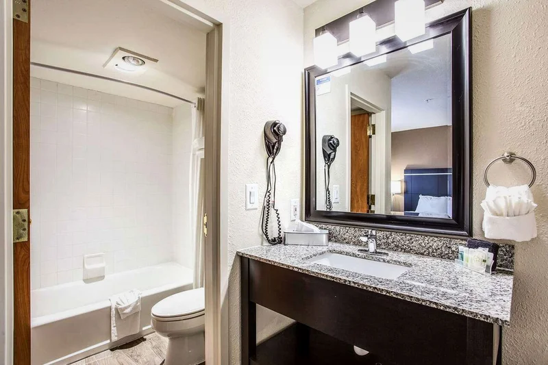 Quality Inn & Suites - Featured hot tub