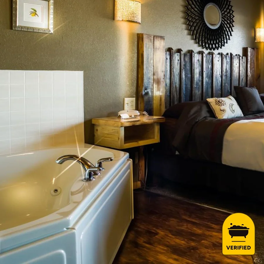 Curriers Lakeview Lodge: the King Whirlpool Spa Suite in Rice Lake, WI