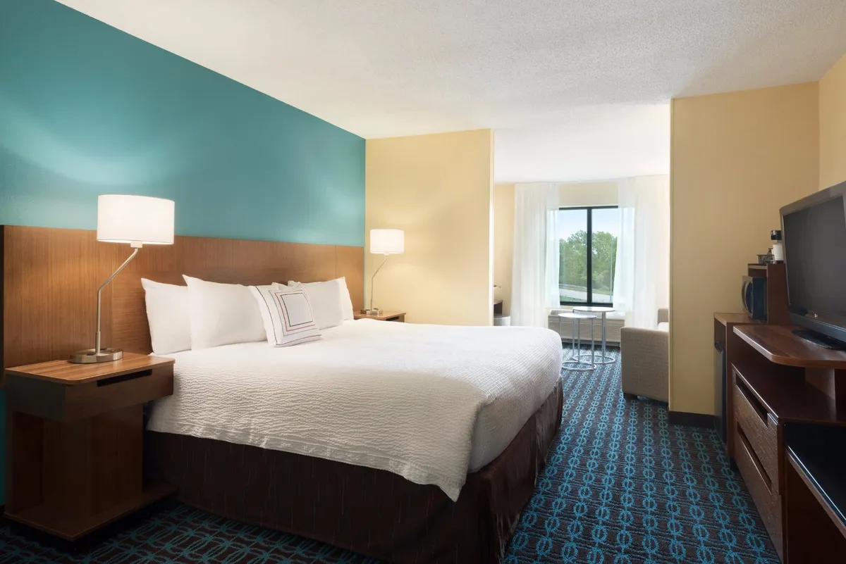 Fairfield Inn & Suites Hartford Manchester - Guest Room image