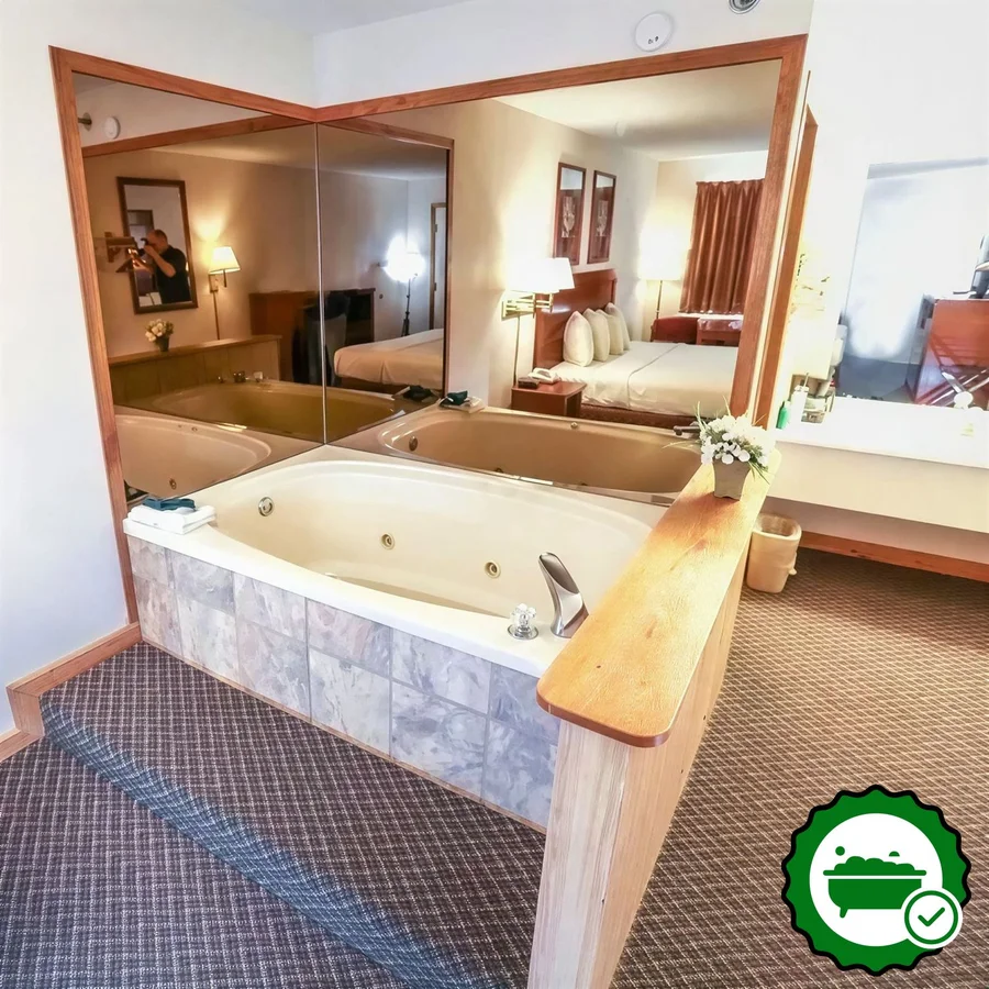 Super 8 by Wyndham Branson / Shepherd of the Hills Exwy - Verified Jacuzzi In-Room