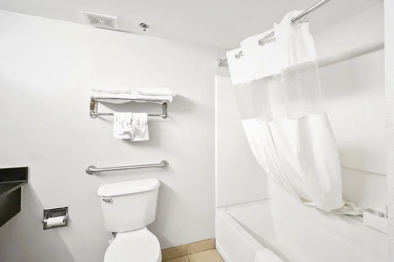 Red Roof Inn & Suites Fayetteville - Fort Bragg - Featured hot tub