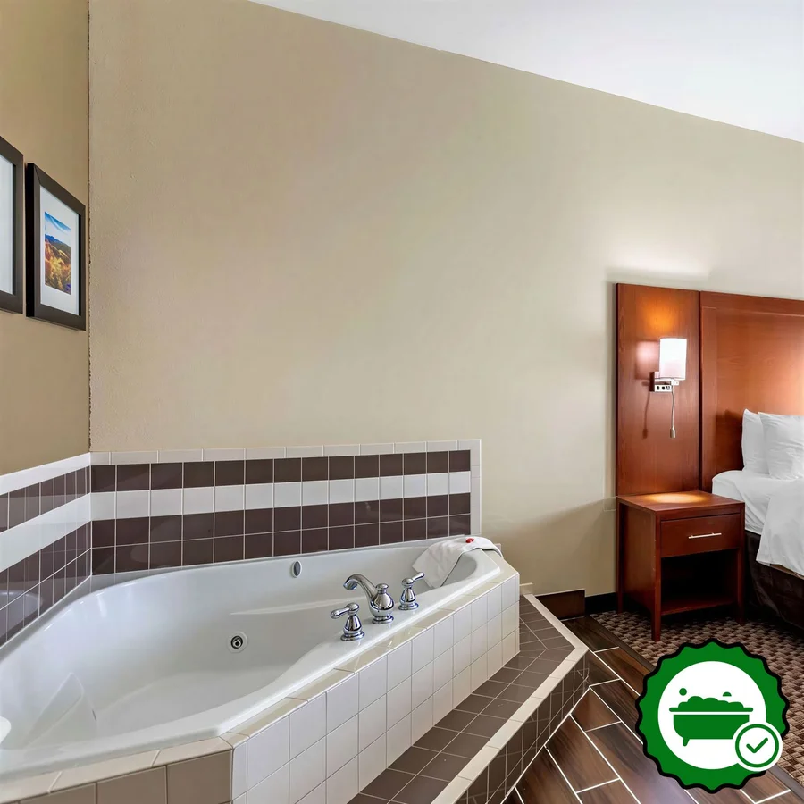 Comfort Inn & Suites Carbondale - Verified Jacuzzi In-Room