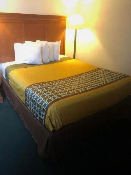 Sunset Inn And Suites - Guest Room image