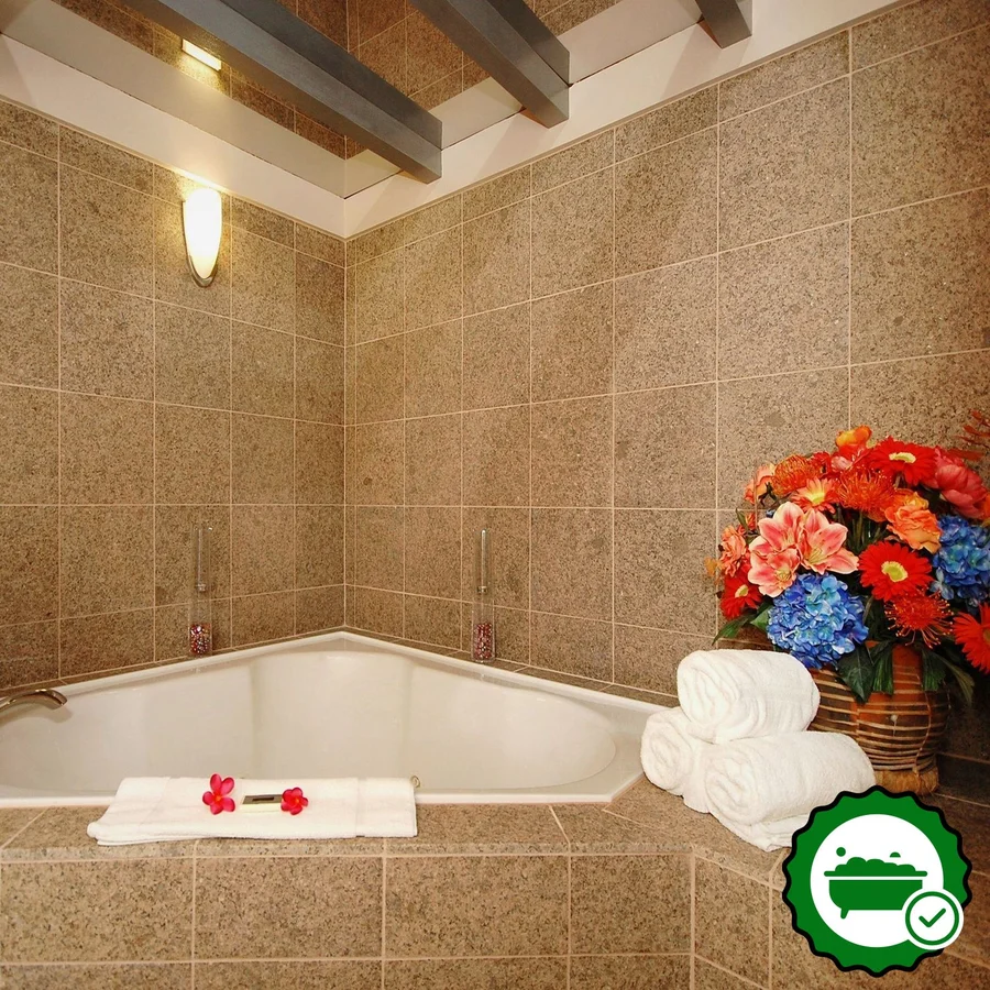Plaza Inn & Suites - Verified Jacuzzi In-Room