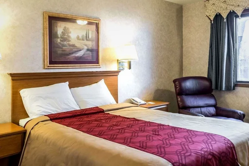 Econo Lodge North - Guest Room image