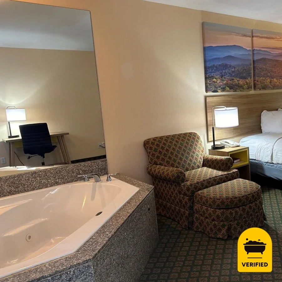 Days Inn & Suites by Wyndham Eunice: the King Hot Tub Suite in Eunice, LA