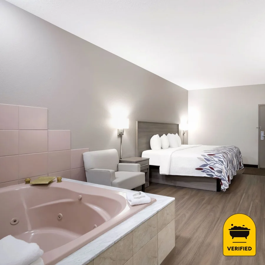 Red Roof Inn Weedsport: the Superior King Spa Bath Room in Weedsport, NY