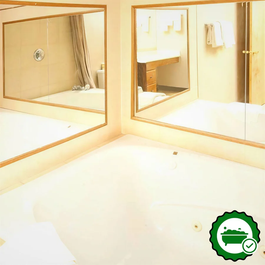 Days Inn by Wyndham Farmer City - Verified Jacuzzi In-Room