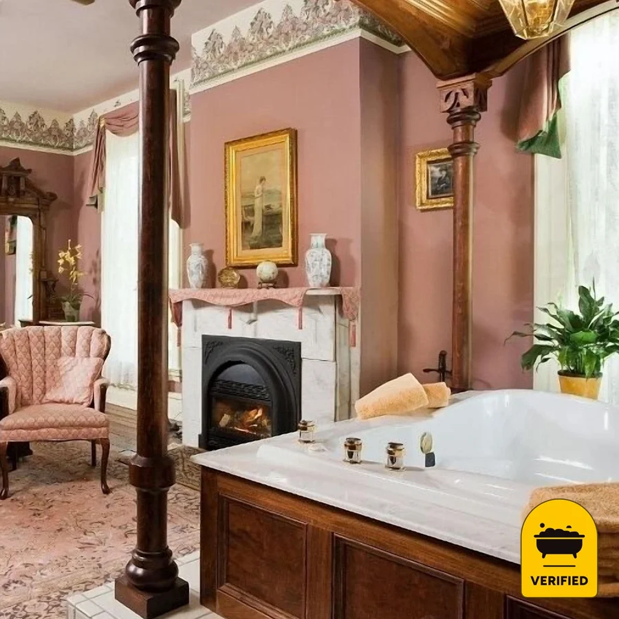 Garth Woodside Mansion: the John Garth Whirlpool Suite in Hannibal, MO