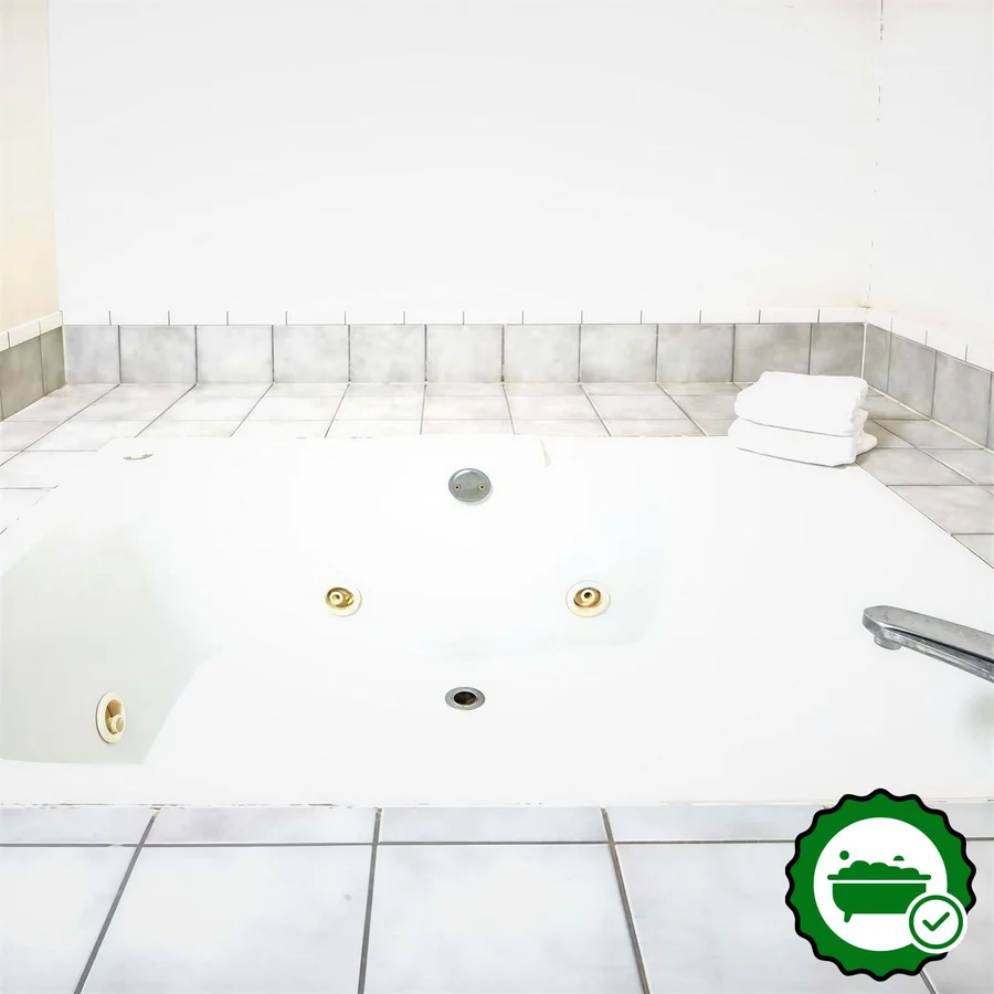 Super 8 by Wyndham Richfield Area - Verified Jacuzzi In-Room