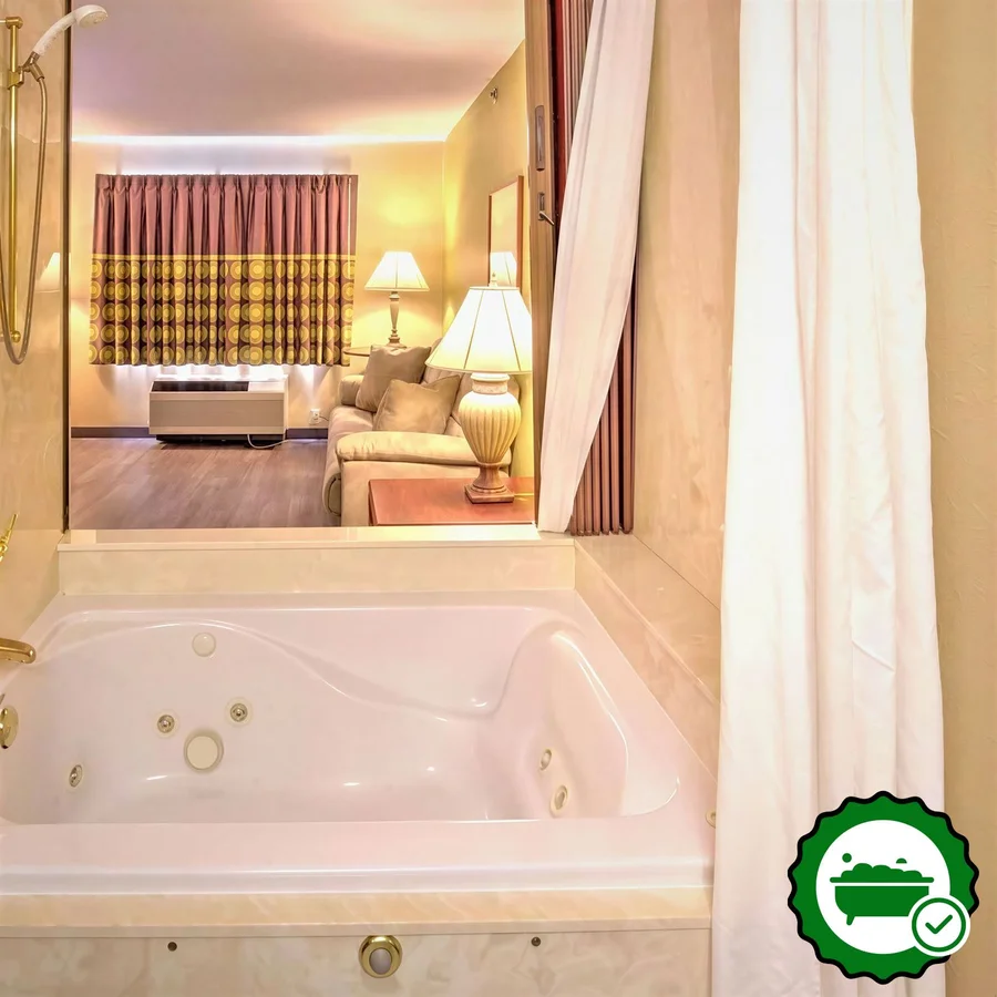 Super 8 by Wyndham Waterloo - Verified Jacuzzi In-Room