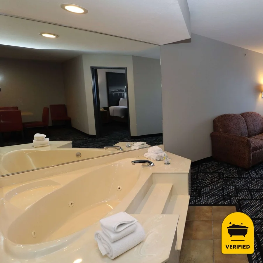 Super 8 by Wyndham Perryville: the One-Bedroom King Jacuzzi Suite in Perryville, MO