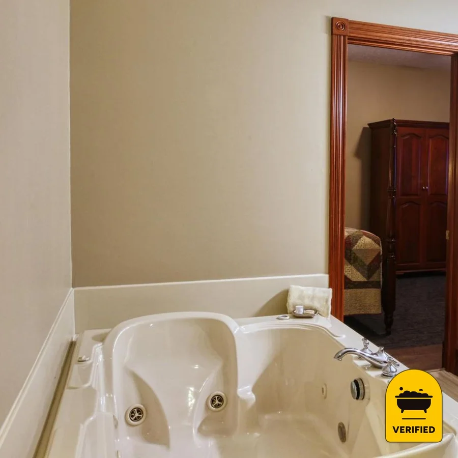 Carlisle Inn Walnut Creek: the Honeymoon Jacuzzi Suite in Walnut Creek, OH