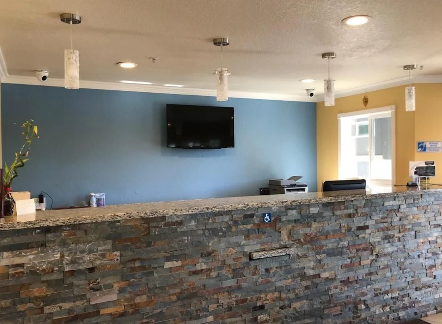 Lake Point Lodge - Clearlake Oaks, CA: the 2 King Mini Hot Tub Suite in Clearlake Oaks, CA
