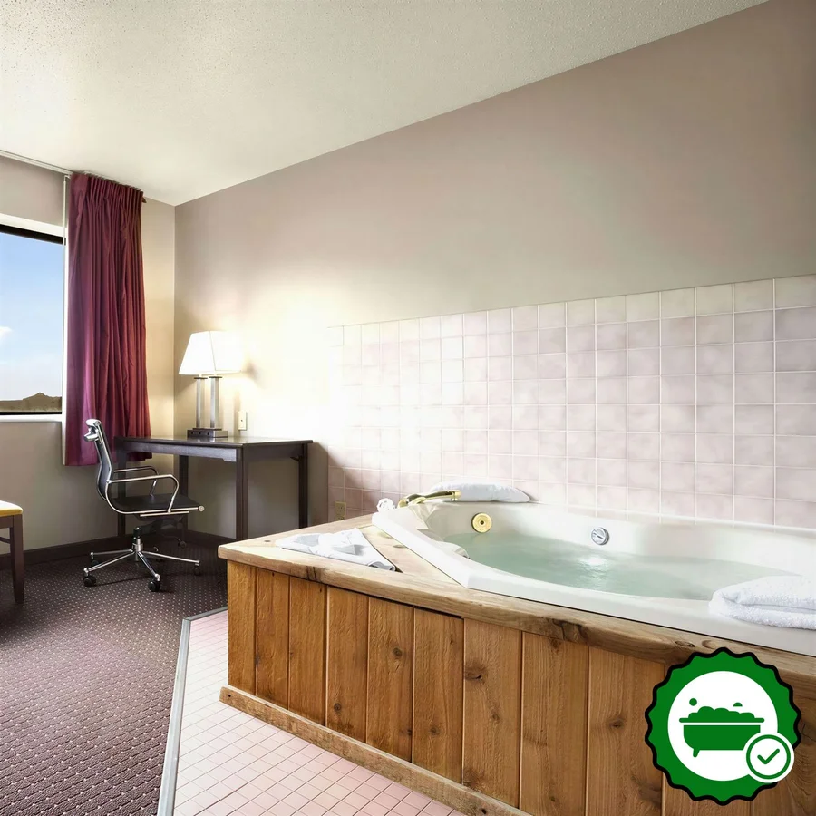 Super 8 by Wyndham Cameron - Verified Jacuzzi In-Room