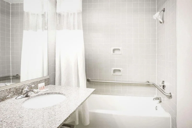 Ramada by Wyndham Wytheville - Featured hot tub