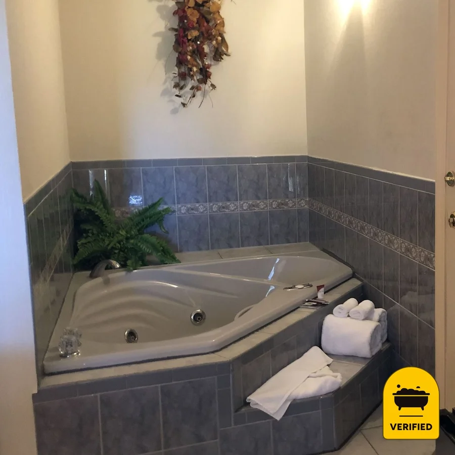 Wilbraham Inn: the King Jetted Tub Standard Room in Wilbraham, MA