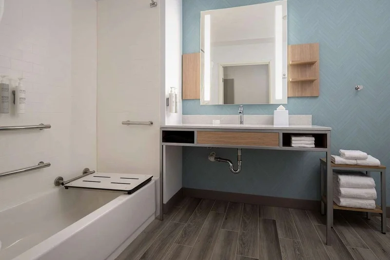 Hilton Garden Inn Tacoma Downtown - Featured hot tub
