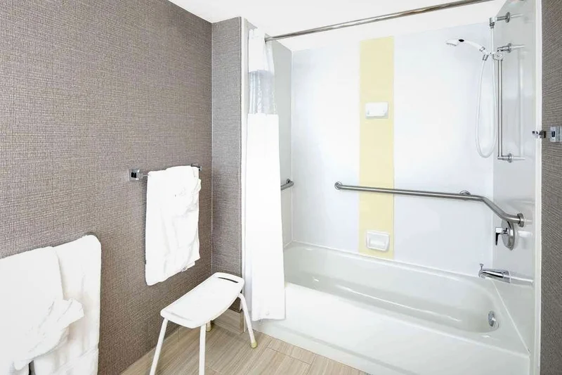 Wingate by Wyndham Greenville Airport - Featured hot tub