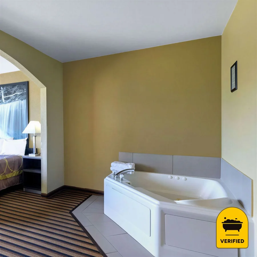 Super 8 by Wyndham Nixa/Springfield Area: the Jetted Tub Suite in Nixa, MO