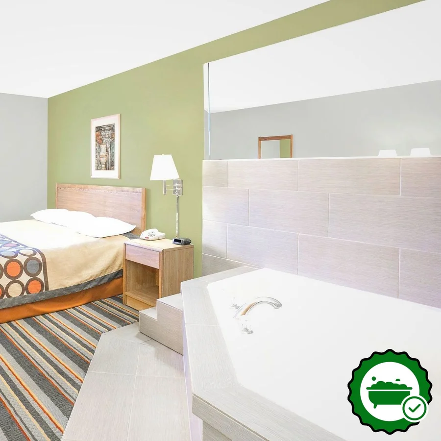 Super 8 by Wyndham East Moline - Verified Jacuzzi In-Room