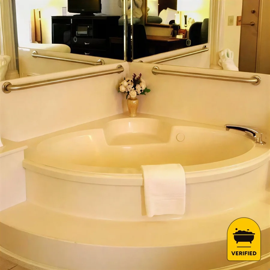 Truckerz Inn: the King Spa Bath Suite in Jacksonville, TX