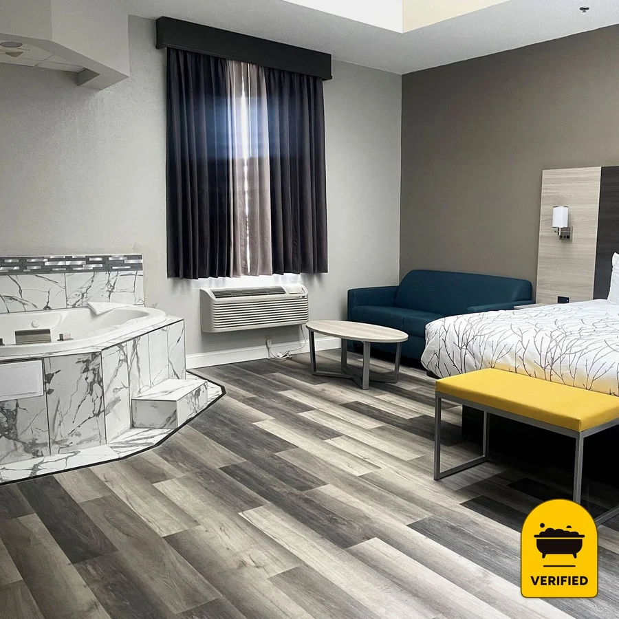 HomeTown Inn & Suites: the Deluxe King Spa Room in Belle Plaine, MN