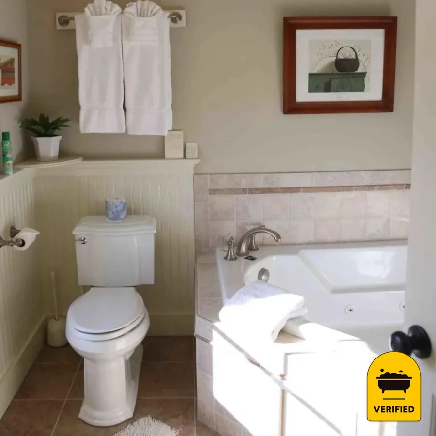 The Inn At Stoney Creek: the Appalachian Jacuzzi Room in Warwick, NY