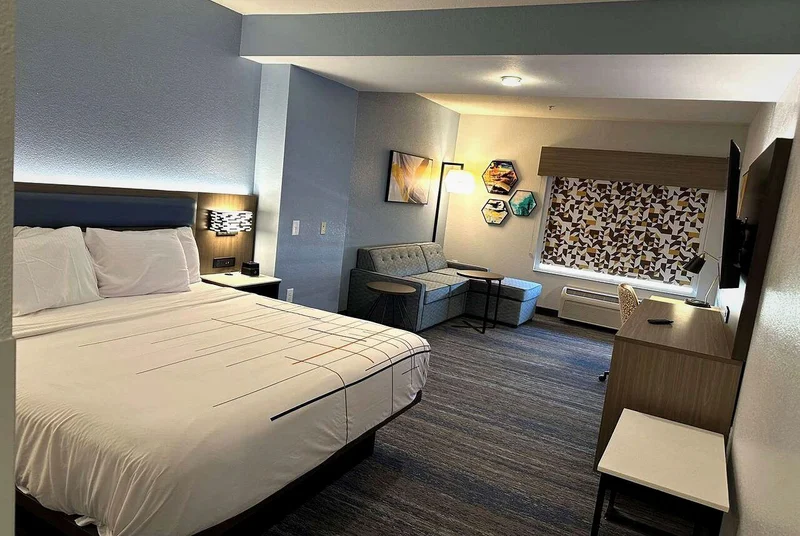 La Quinta Inn & Suites by Wyndham Macon West - Guest Room image