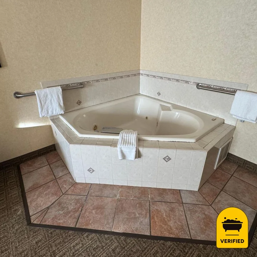 Comfort Inn & Suites: the King Whirlpool Suite in Hamburg, NY