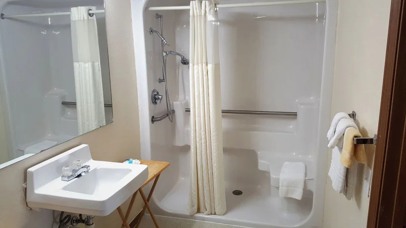 Carriage House Inn - Guest Room image