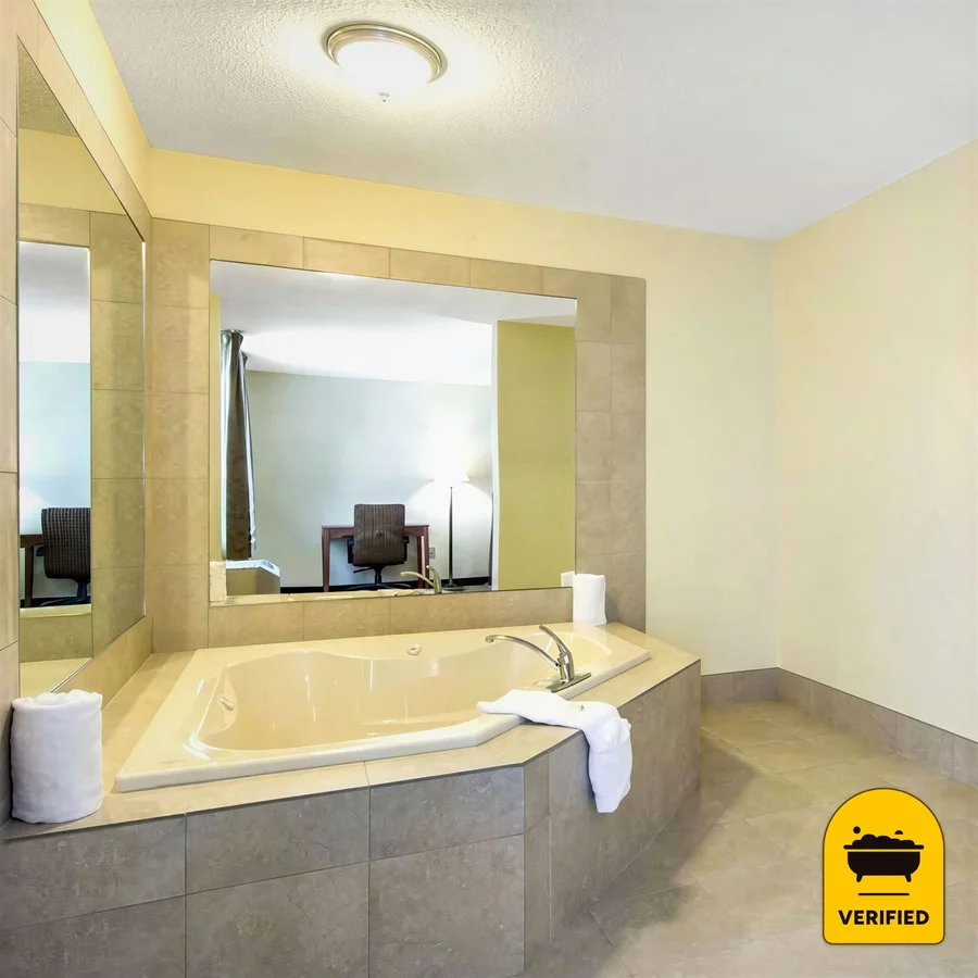 Quality Inn Loganville US Highway 78: the Superior King Whirlpool Room in Loganville, GA
