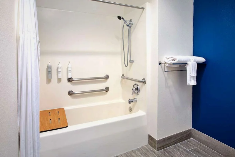 Spark By Hilton Walker Grand Rapids North - Featured hot tub