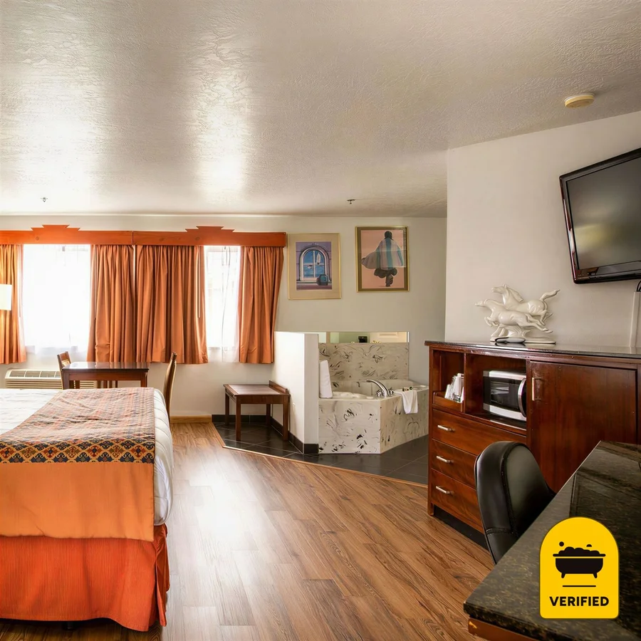 Sandia Peak Inn Old Town ABQ, a Howard Johnson by Wyndham, the water at Albuquerque