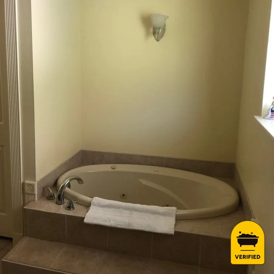 The Abbé House Inn: the Roman Jetted Soaking Tub Suite in Heber Springs, AR