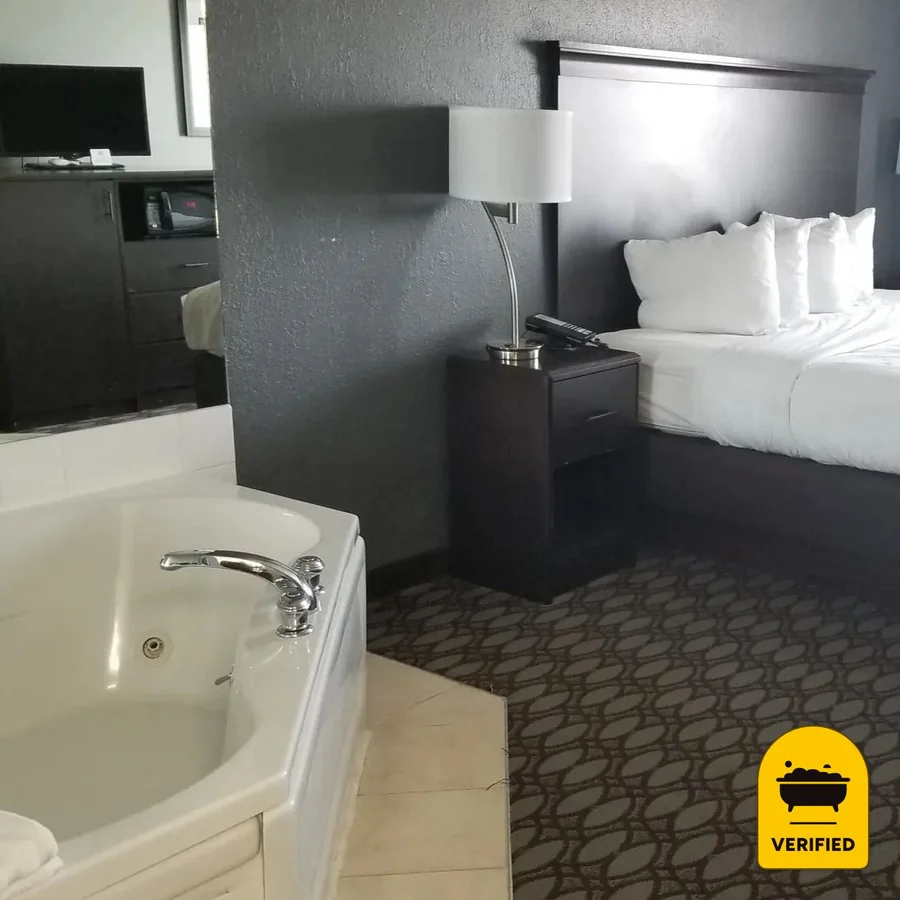 Oak Hill Inn & Suites, the water at Canton