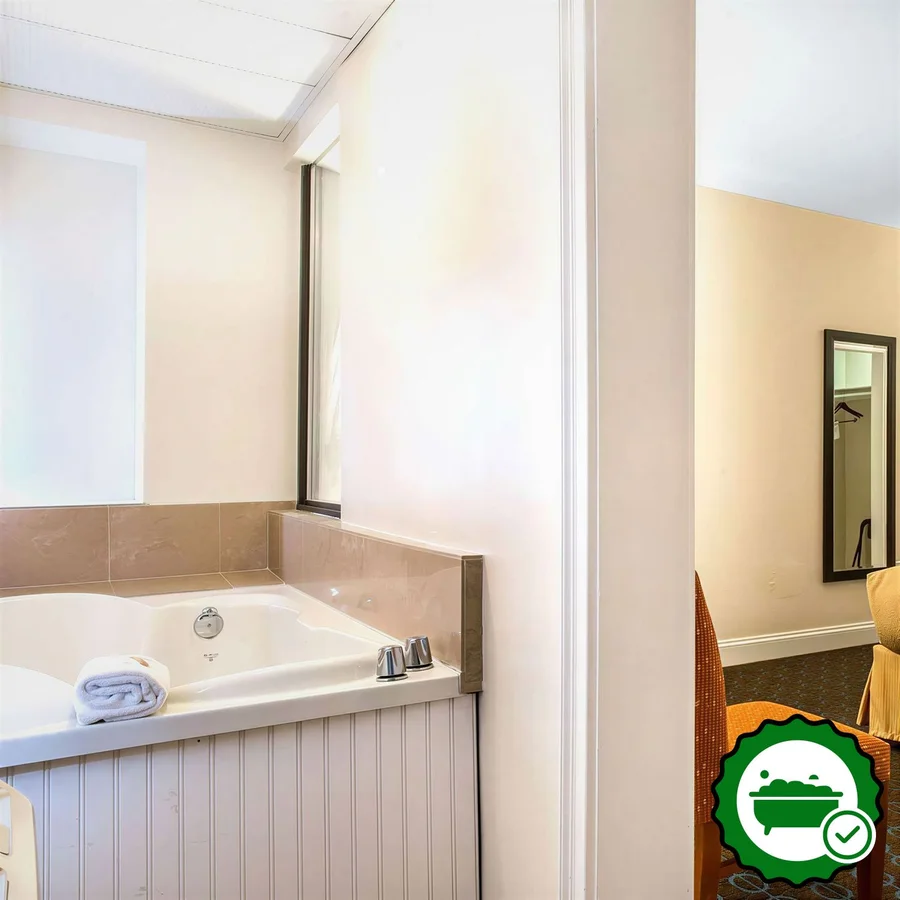 Quality Inn & Suites Middletown Newport - Verified Jacuzzi In-Room