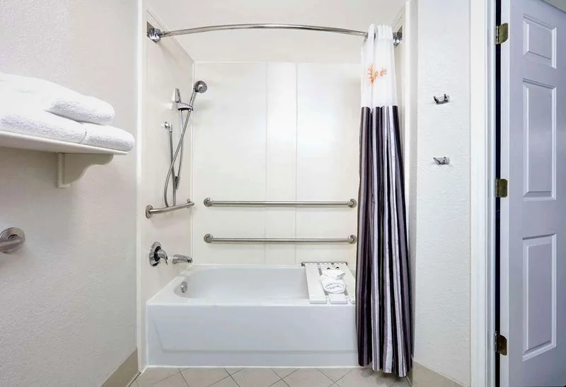 La Quinta Inn & Suites by Wyndham Dallas North Central - Featured hot tub