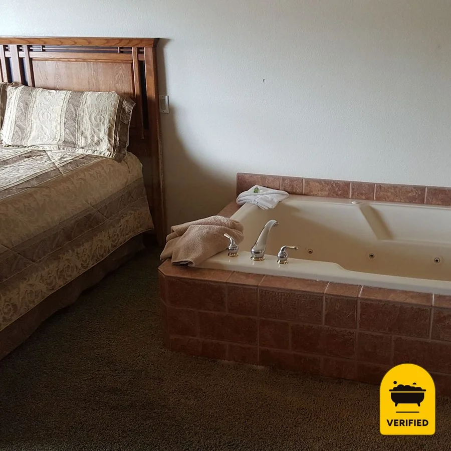 Robinhood Resort: the King Spa Bath Room in Big Bear Lake, CA