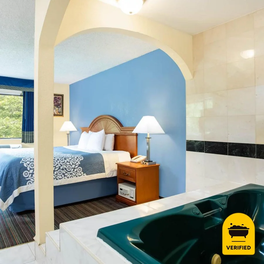Days Inn by Wyndham Runnemede Philadelphia Area: the Jacuzzi Suite in Runnemede, NJ