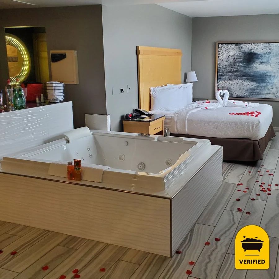LivINN Hotel St. Paul – I-94 – East 3M Area: the Maplewood Whirlpool Suite in Maplewood, MN